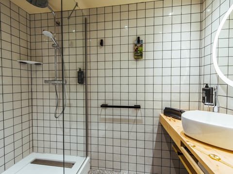 Standard Room, 2 Twin Beds | Premium bedding, individually decorated, individually furnished