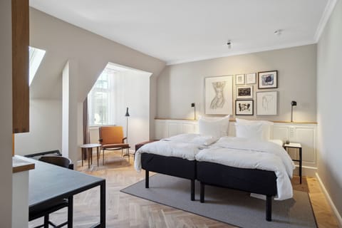 Superior Room (1 King Size Bed or 2 Single 180x200cm) | Premium bedding, down comforters, minibar, in-room safe