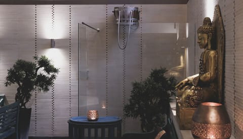 Couples treatment rooms, sauna, hot tub, body treatments, aromatherapy