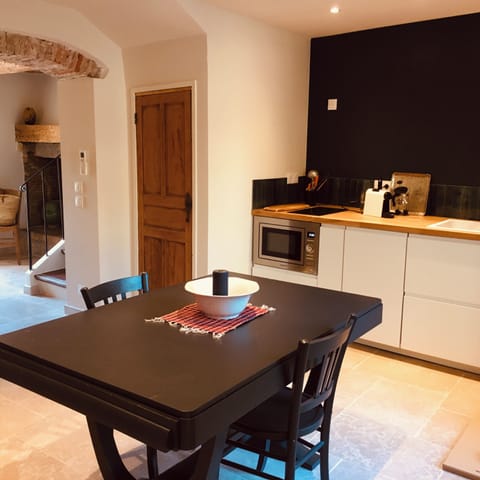 Premier Suite | Private kitchen | Fridge, microwave, stovetop, espresso maker