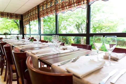 Lunch and dinner served, French cuisine