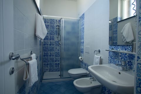 Triple Room, Balcony | Bathroom | Shower, free toiletries, hair dryer, bidet