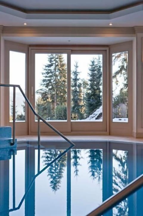 Indoor pool, sun loungers