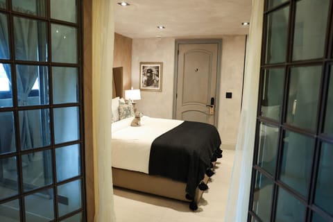 Suite (La Petite) | Frette Italian sheets, premium bedding, down comforters, pillowtop beds