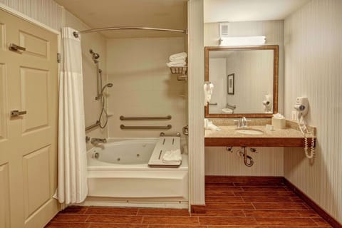 Combined shower/tub, designer toiletries, hair dryer, towels