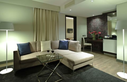 Executive Room | Living room | 32-inch LCD TV with premium channels, TV