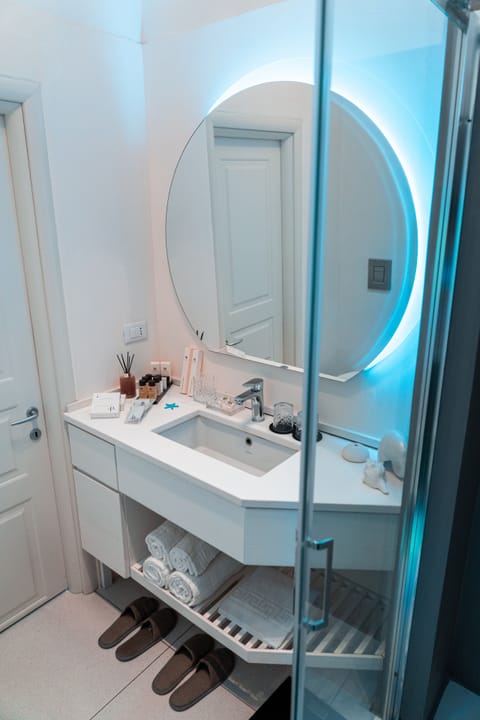 Deluxe Double Room Sea View | Bathroom | Shower, rainfall showerhead, designer toiletries, hair dryer