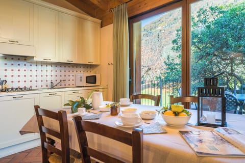 Apartment, 2 Bedrooms, Balcony | In-room dining