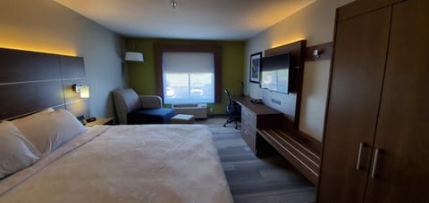 Standard Room, 1 King Bed | In-room safe, desk, laptop workspace, iron/ironing board