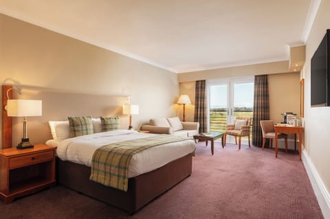 Junior Suite | Desk, iron/ironing board, free WiFi, bed sheets