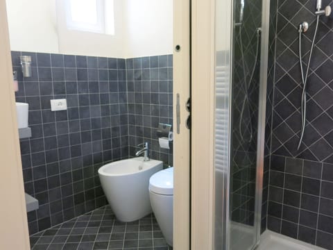 Deluxe Studio, 1 Bedroom | Bathroom | Shower, free toiletries, hair dryer, slippers