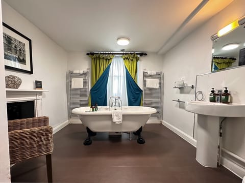 Combined shower/tub, eco-friendly toiletries, hair dryer, towels