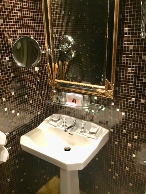 Luxury Room | Bathroom sink