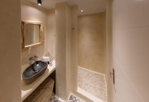 Studio Suite | Bathroom | Shower, free toiletries, hair dryer, towels