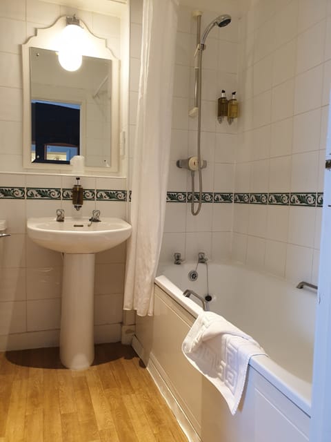 Double Room | Bathroom | Combined shower/tub, free toiletries, hair dryer, towels