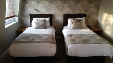 Twin Room, 2 Twin Beds | Bathroom | Combined shower/tub, free toiletries, hair dryer, towels