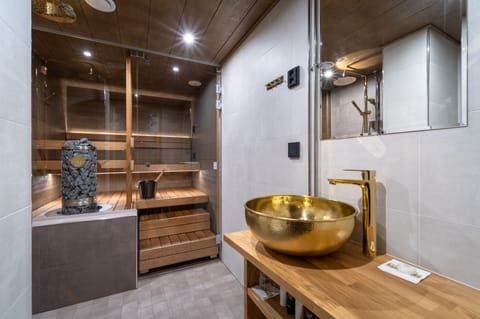 Mini Suite, Sauna | Bathroom | Shower, hair dryer, towels