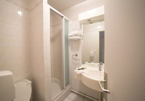 Comfort Quadruple Room (Plus) | Bathroom | Free toiletries, hair dryer, towels
