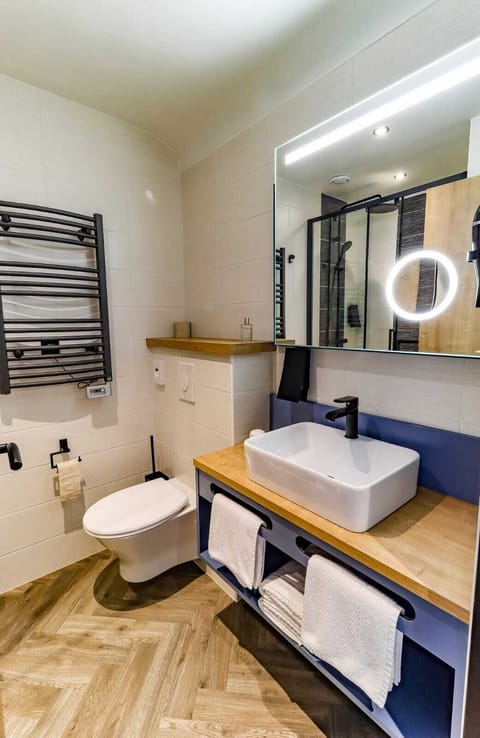 Chambre Privilège | Bathroom | Shower, rainfall showerhead, free toiletries, hair dryer