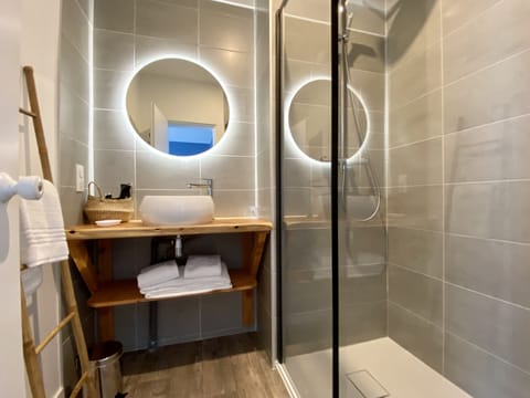 Comfort Room | Bathroom | Shower, free toiletries, hair dryer, towels