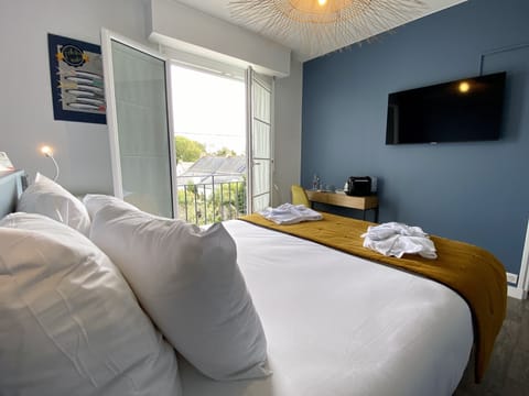 Comfort Room | Individually decorated, individually furnished, desk, blackout drapes