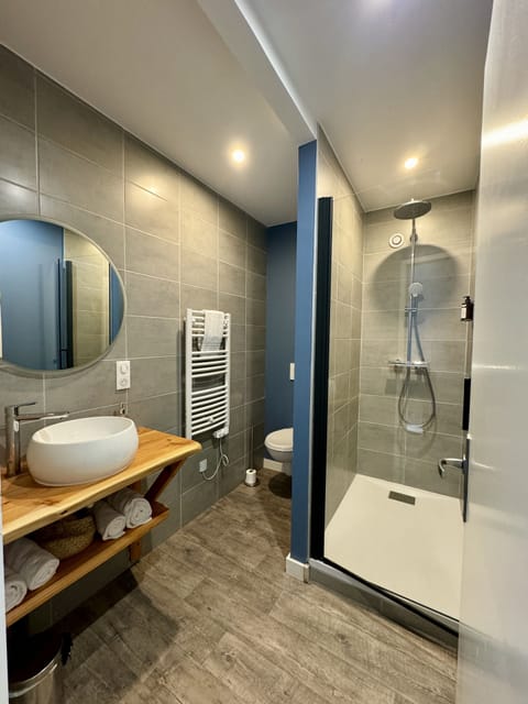 Junior Suite | Bathroom | Shower, free toiletries, hair dryer, towels