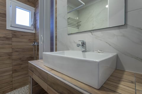 Triple Room | Bathroom sink