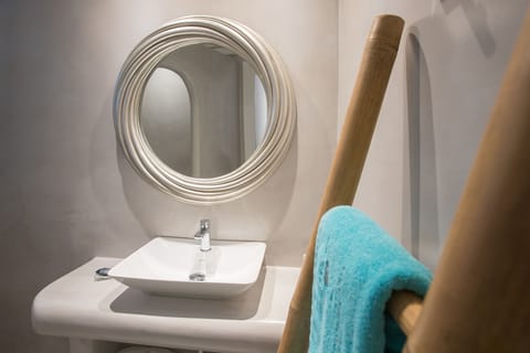 Junior Suite | Bathroom | Free toiletries, hair dryer, bathrobes, slippers
