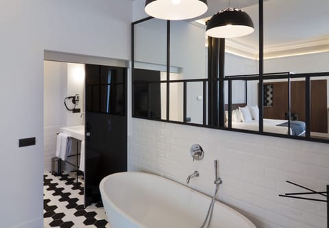 Grand Suite | Bathroom | Free toiletries, hair dryer, towels