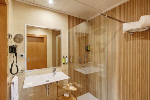 Junior Suite, Bathtub | Minibar, in-room safe, desk, soundproofing