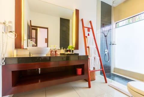 Shower, rainfall showerhead, free toiletries, hair dryer