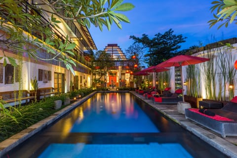 Outdoor pool, sun loungers