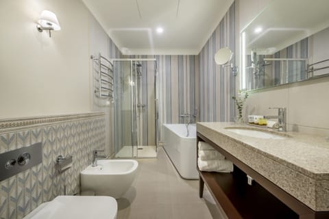 Suite | Bathroom | Free toiletries, hair dryer, towels