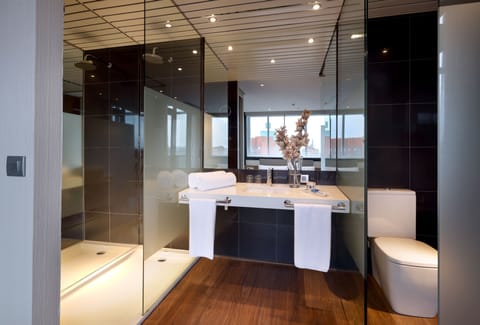 Triple Room | Bathroom | Bathtub, eco-friendly toiletries, hair dryer, bidet