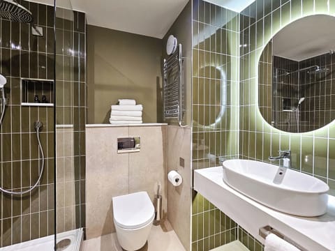 Deluxe Room, 1 King Bed, Non Smoking | Bathroom | Deep soaking tub, free toiletries, hair dryer, towels