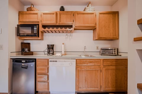 One Bedroom Suite (Downstairs, No Stove) | Private kitchen | Microwave, dishwasher, coffee/tea maker, cookware/dishes/utensils