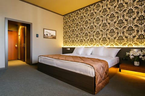 Superior Double Room | Minibar, in-room safe, individually decorated, individually furnished