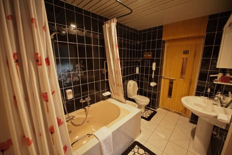 Executive Suite | Bathroom | Rainfall showerhead, free toiletries, hair dryer, bathrobes