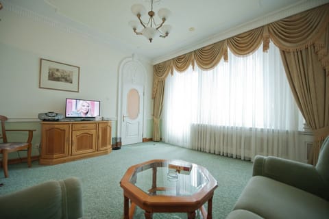 Suite | Living room | 32-inch LCD TV with satellite channels, Smart TV