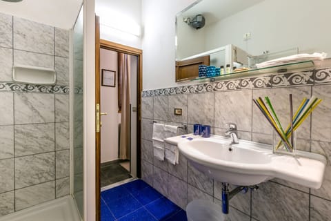 Triple Room, 1 Bedroom | Bathroom | Free toiletries, hair dryer, bidet, towels