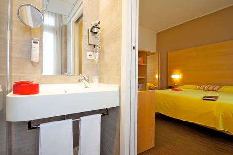 Standard Double Room, 1 Double Bed | Bathroom | Shower, eco-friendly toiletries, hair dryer, bidet