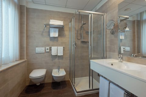Standard Double Room | Bathroom | Shower, free toiletries, hair dryer, bidet