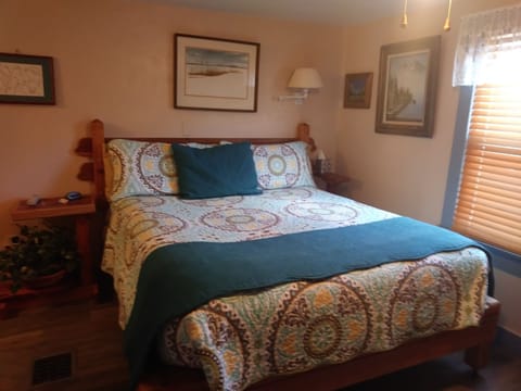 Room, 1 King Bed (Service Animals Friendly) | Individually decorated, individually furnished