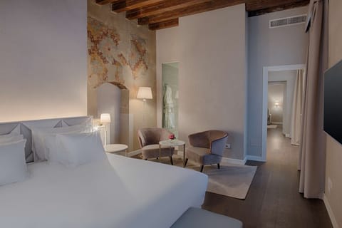 Minibar, in-room safe, desk, soundproofing