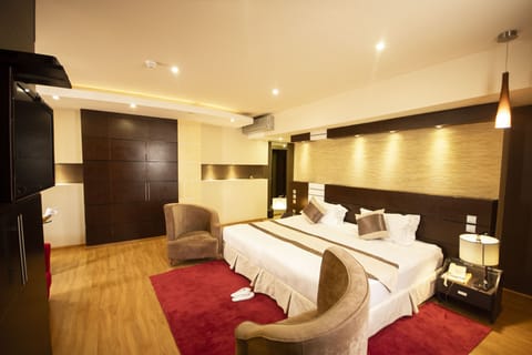 Executive Room | Minibar, in-room safe, desk, soundproofing