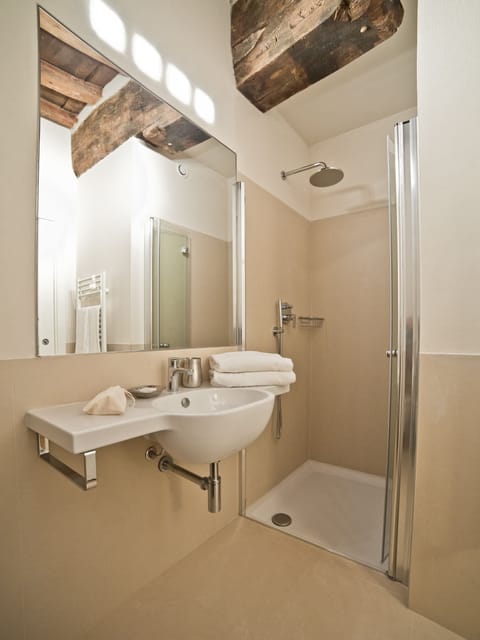 Double or Twin Room | Bathroom | Shower, free toiletries, hair dryer, bidet