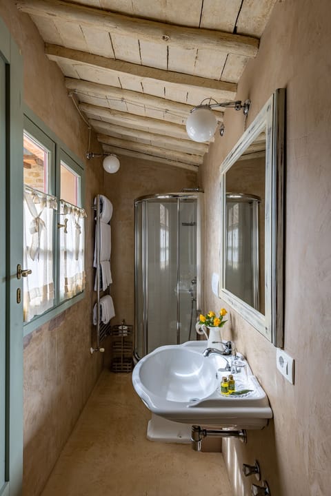 Premium Apartment, 2 Bedrooms | Bathroom | Shower, free toiletries, hair dryer, bidet