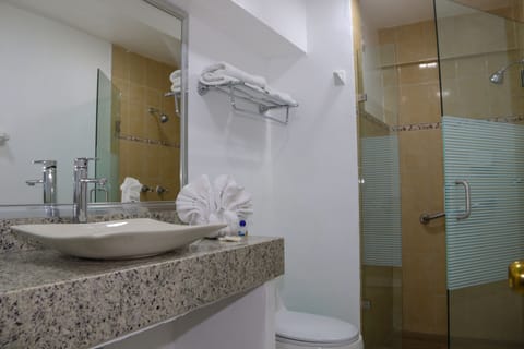 Standard Quadruple Room | Bathroom | Shower, free toiletries, towels