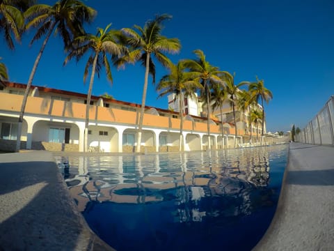 2 outdoor pools, sun loungers