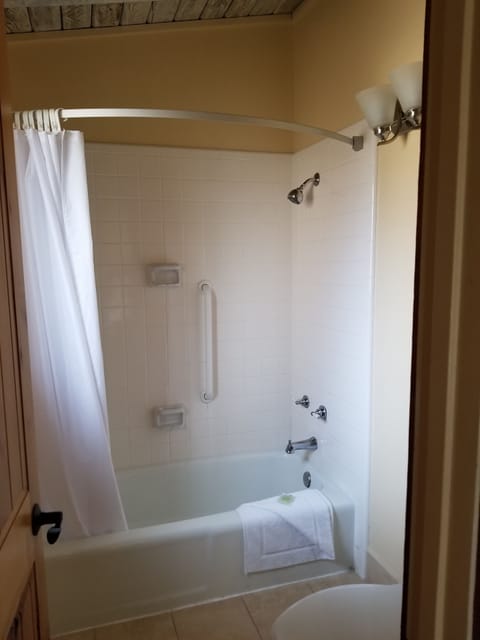 King/King Guest Rooms | Bathroom | Combined shower/tub, free toiletries, hair dryer, towels